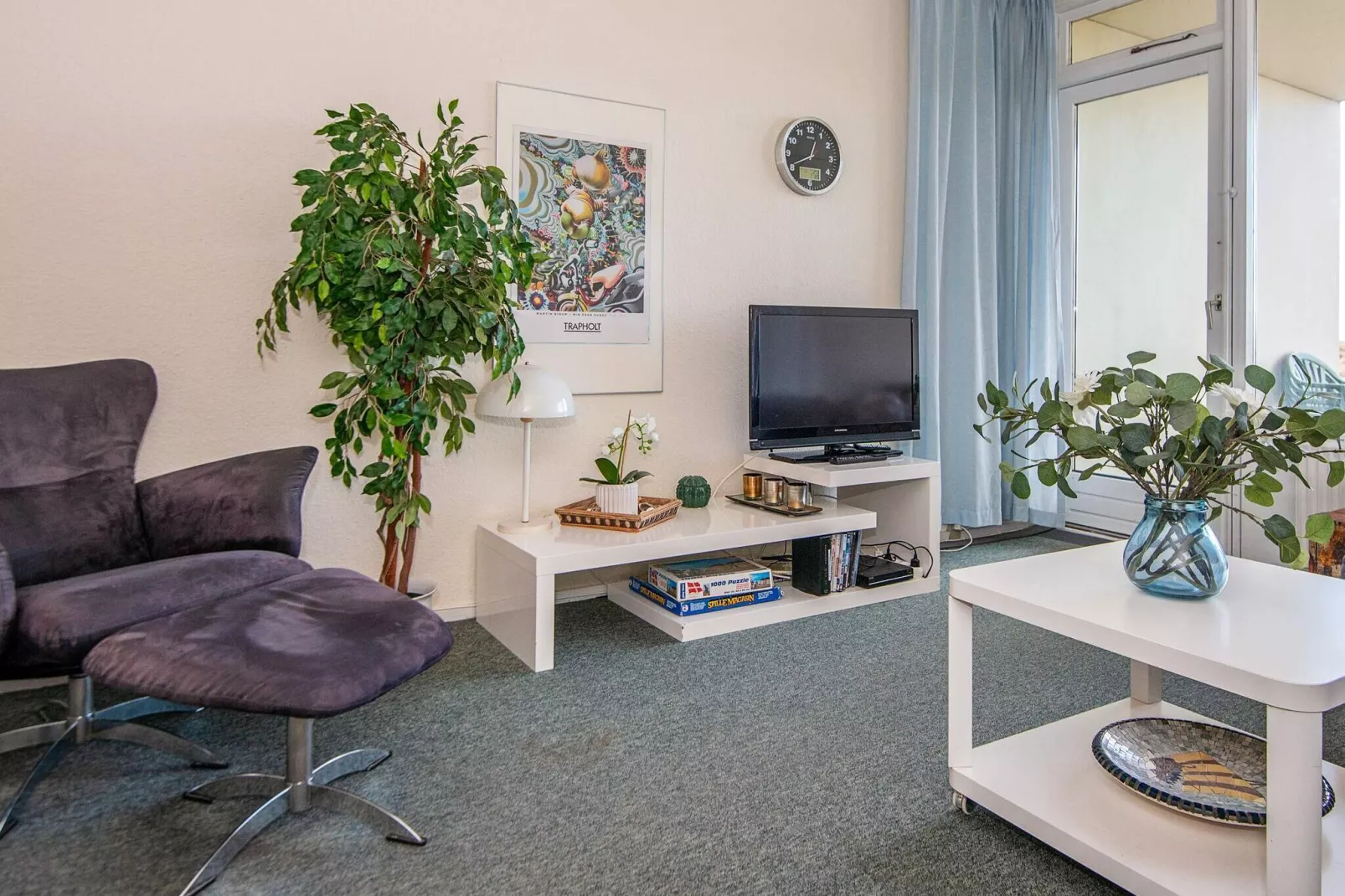 2 room south facing-Binnen