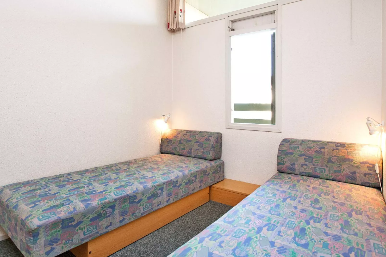 2 room south facing-Binnen