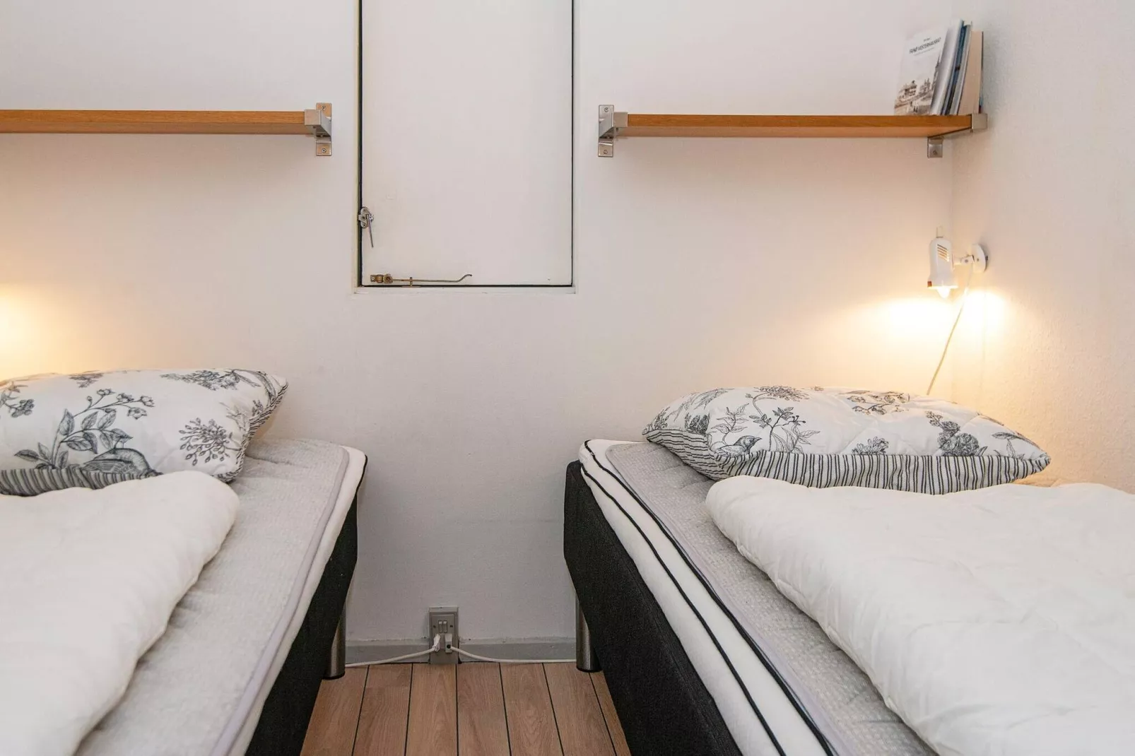 2 room w/seaview-Binnen