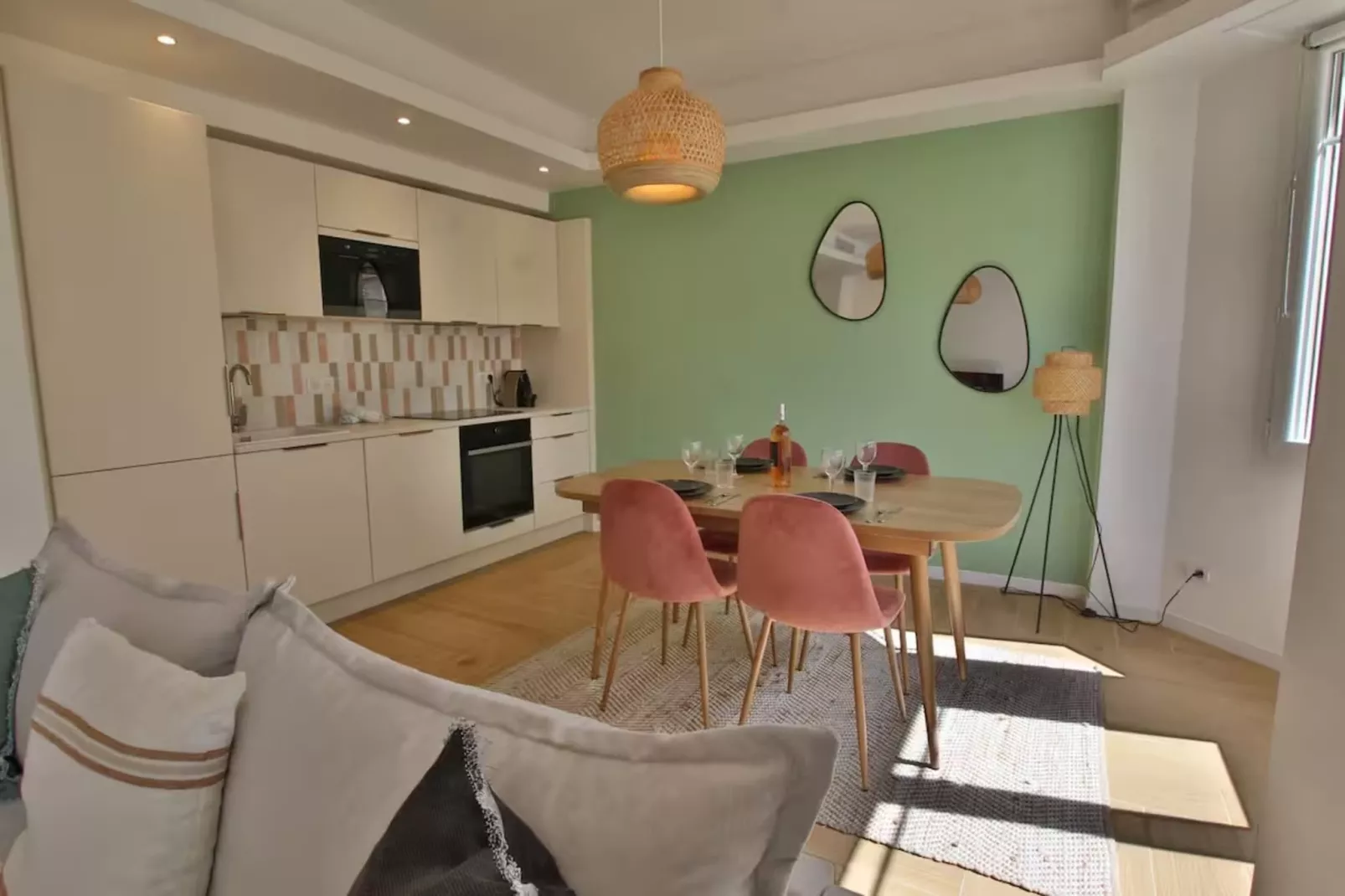 Appartement au Cœur du Centre-Ville d'Antibes-Eetkamer