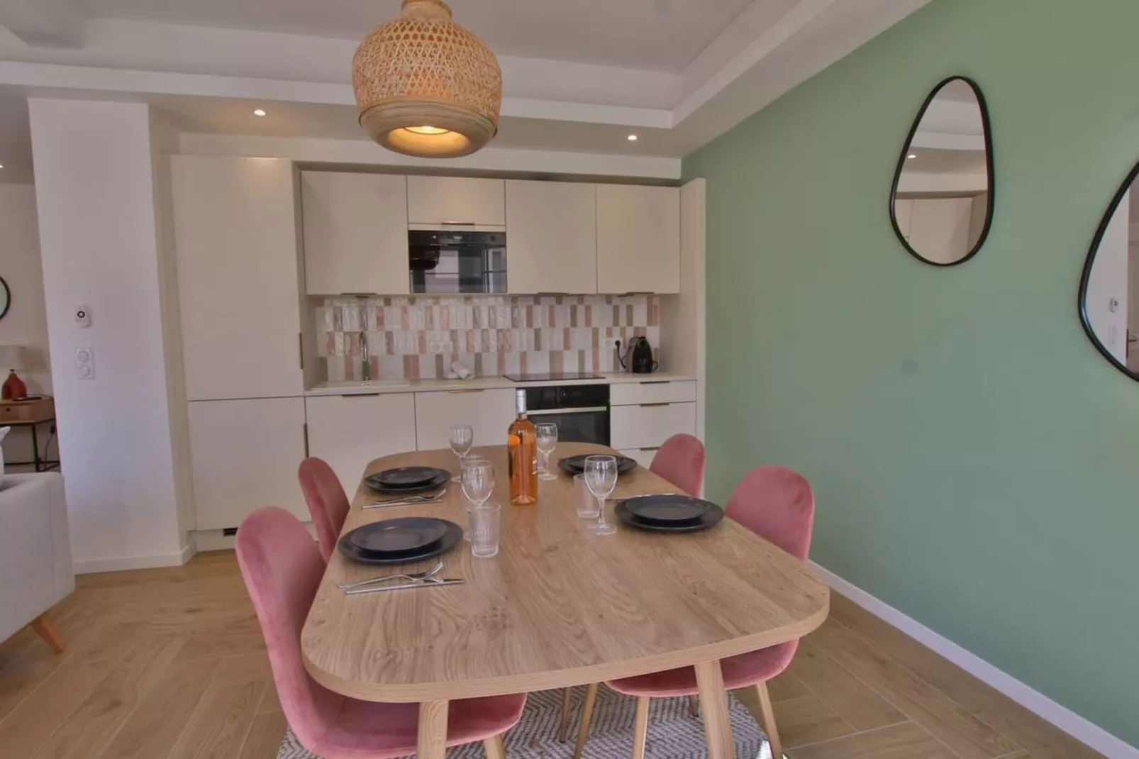 Appartement au Cœur du Centre-Ville d'Antibes-Eetkamer