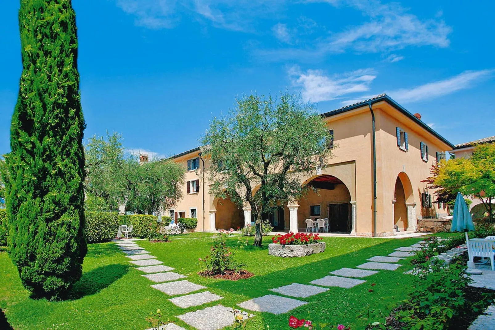 Residence La Filanda, Costermano-bilo classic mansarde-Buitenkant zomer