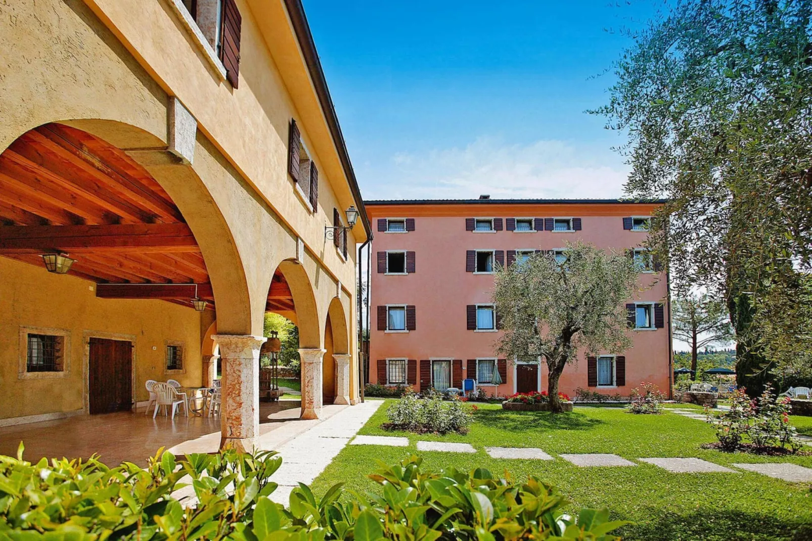 Residence La Filanda, Costermano-bilo classic mansarde-Buitenkant zomer