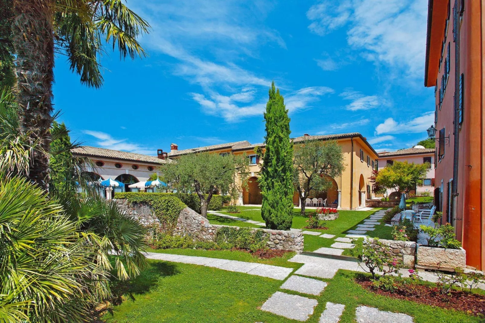 Residence La Filanda, Costermano-bilo classic mansarde-Tuinen zomer