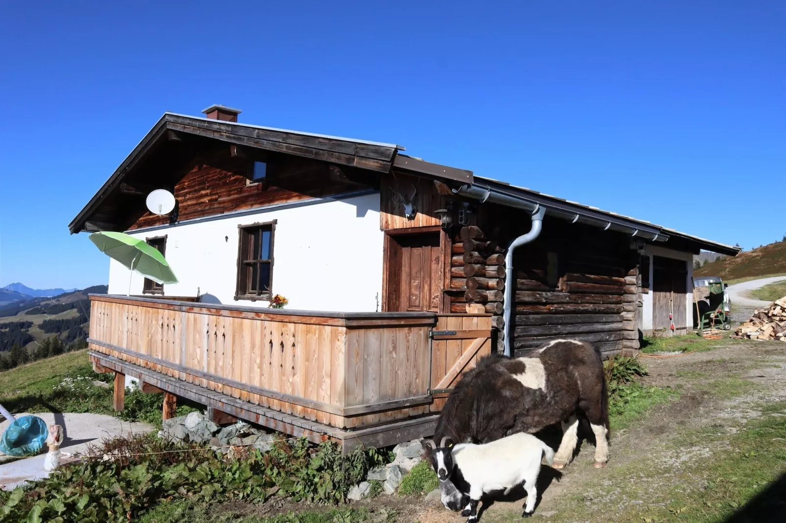Almhütte Gipfelblick-Buitenkant zomer