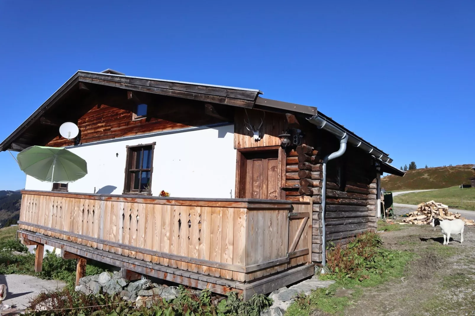 Almhütte Gipfelblick-Buitenkant zomer