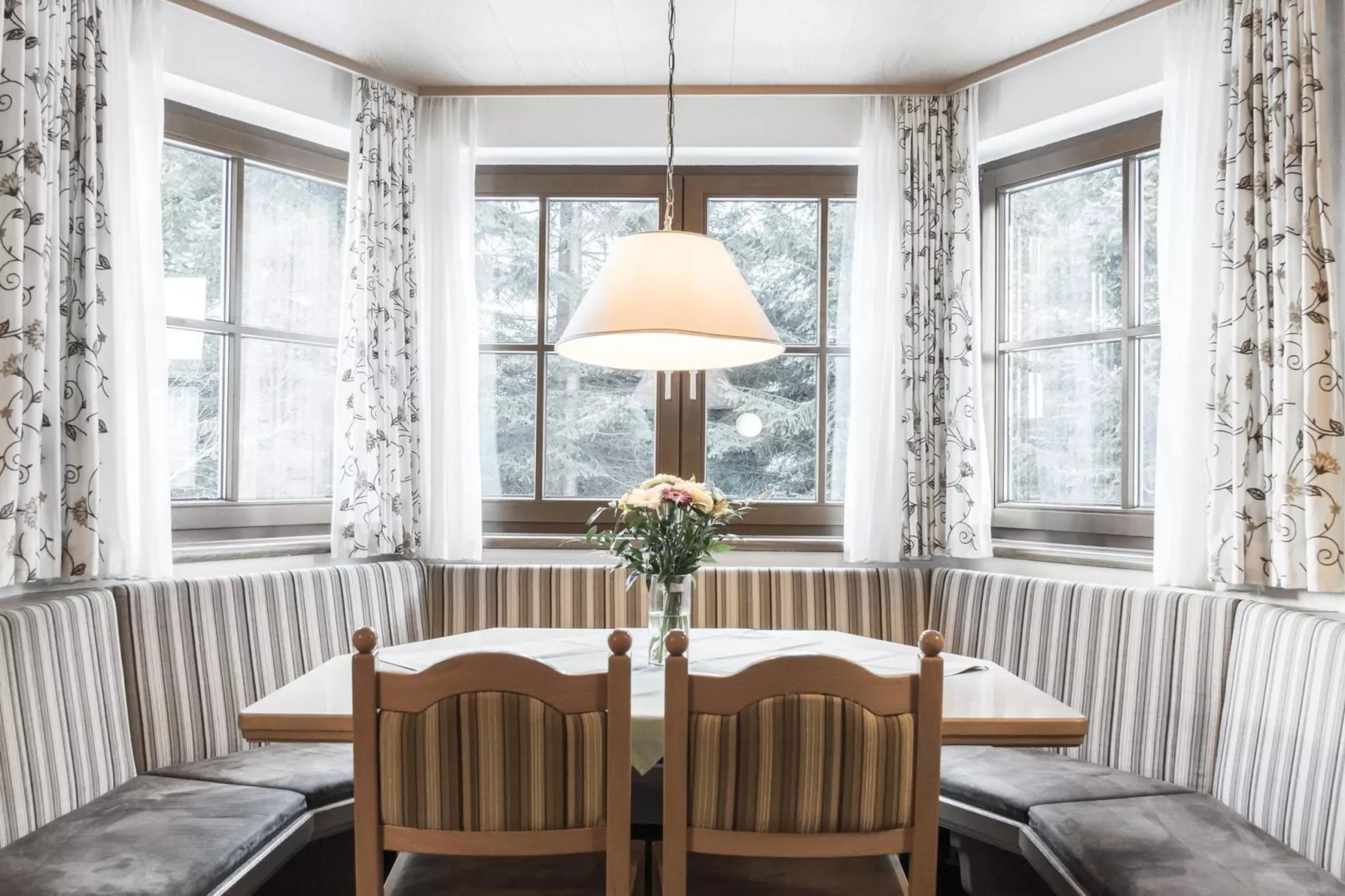 Landhaus Falkner Sölden-Eetkamer