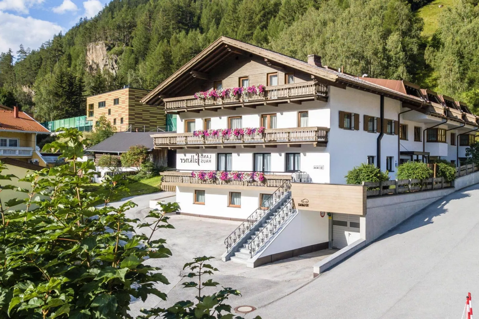 Landhaus Falkner Sölden-Buitenkant zomer