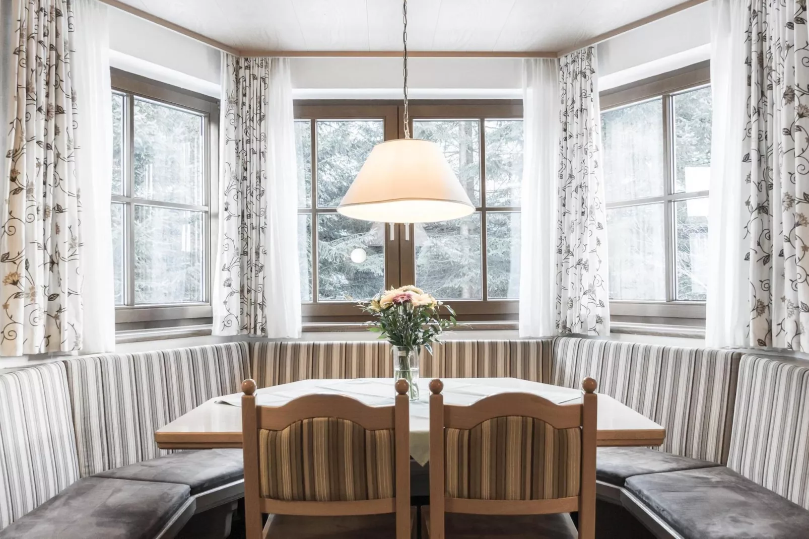 Landhaus Falkner Sölden-Eetkamer