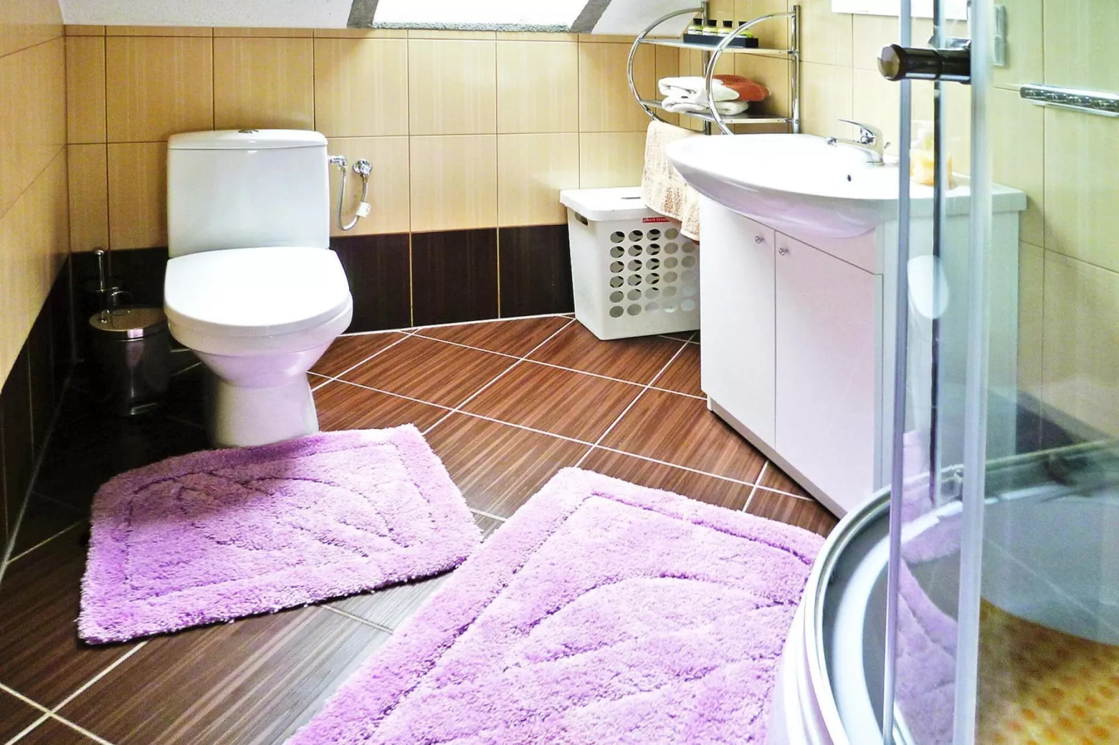 Holiday home, Dargobadz-150 qm-Badkamer