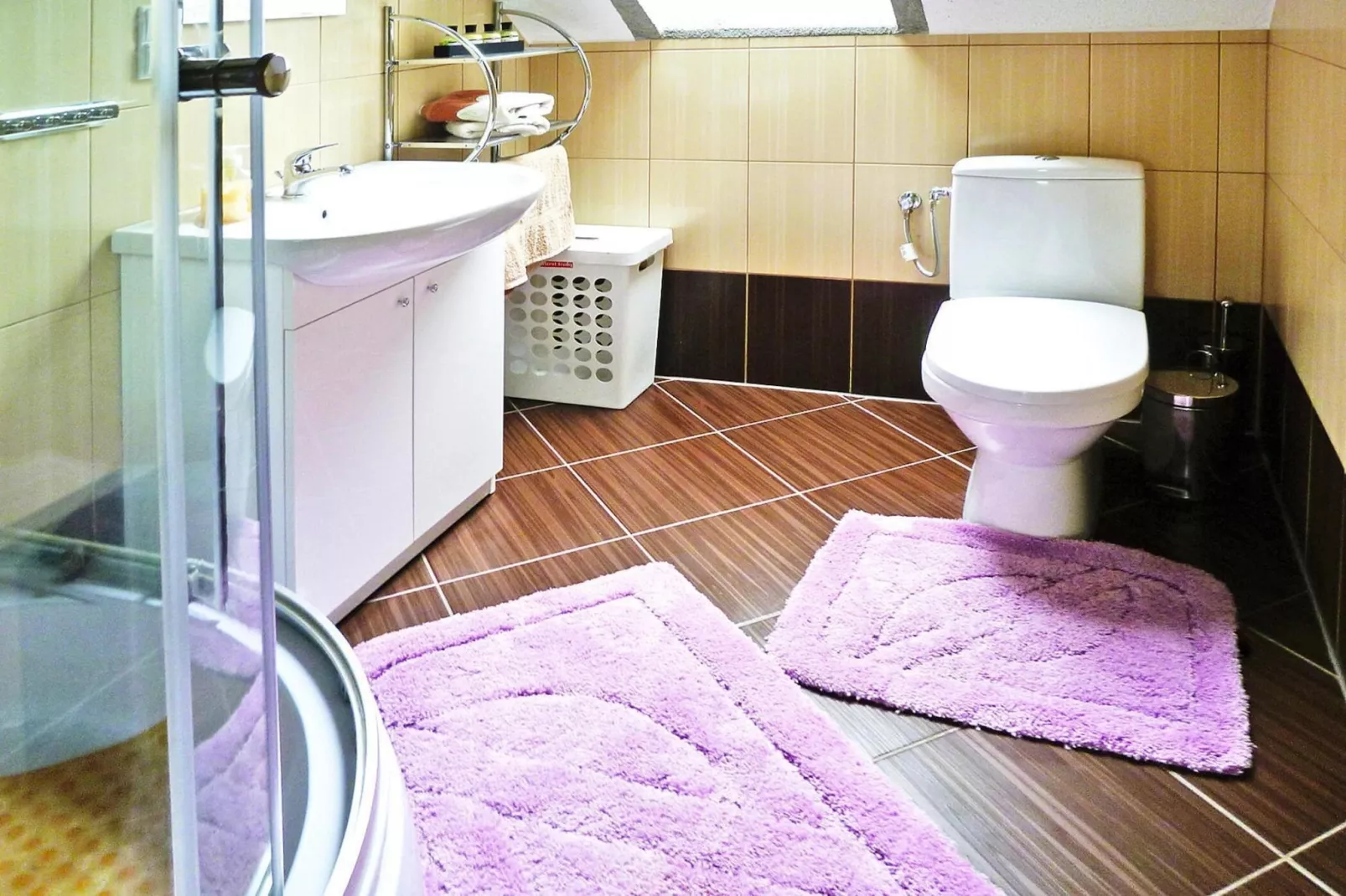 Holiday home, Dargobadz-150 qm-Badkamer