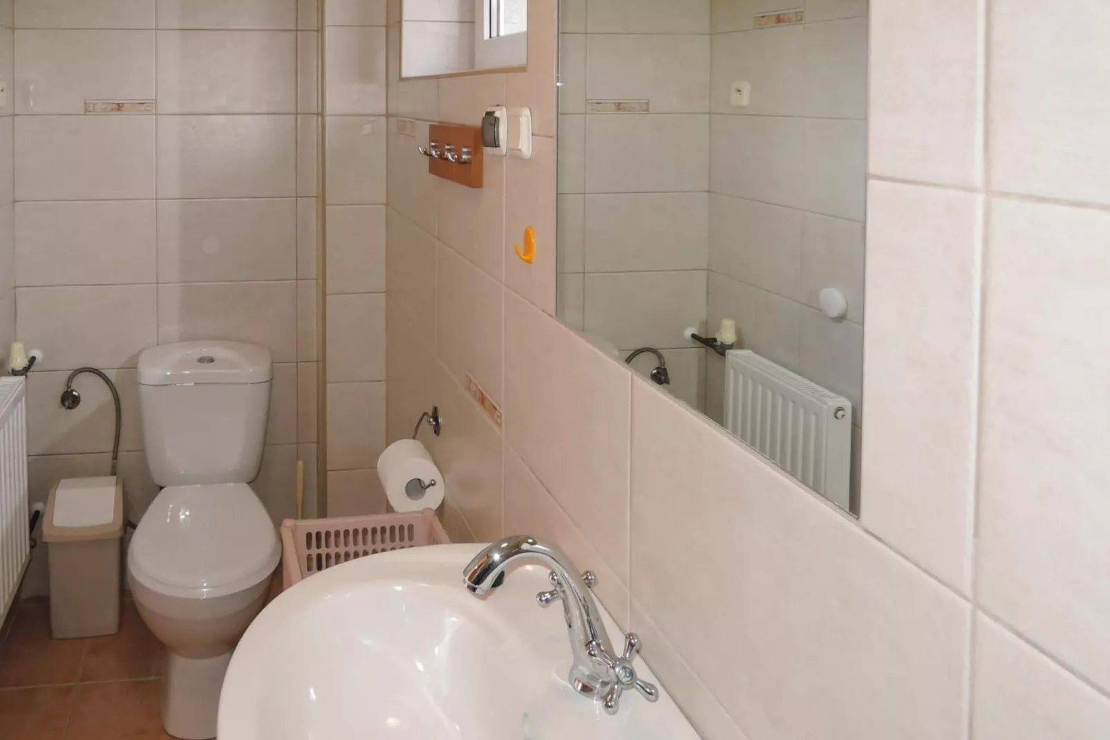 Lovely holiday home in Pobierowo for 20 persons-Badkamer