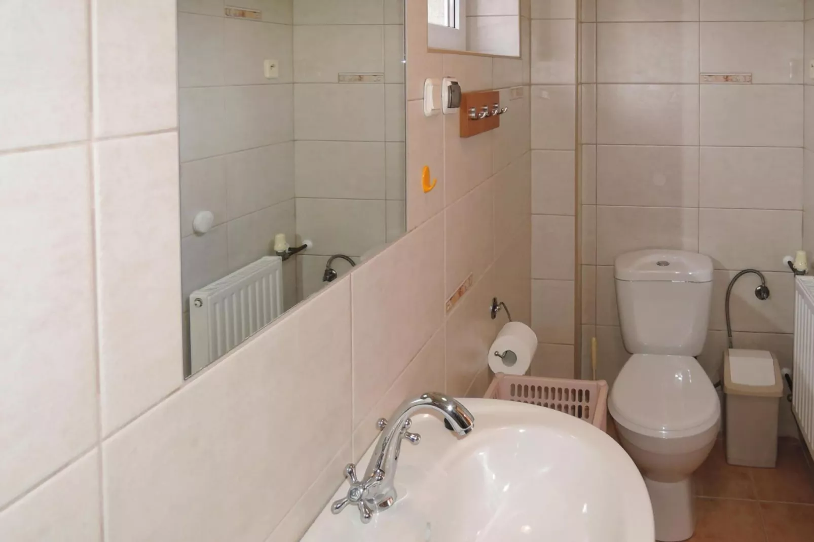 Lovely holiday home in Pobierowo for 20 persons-Badkamer