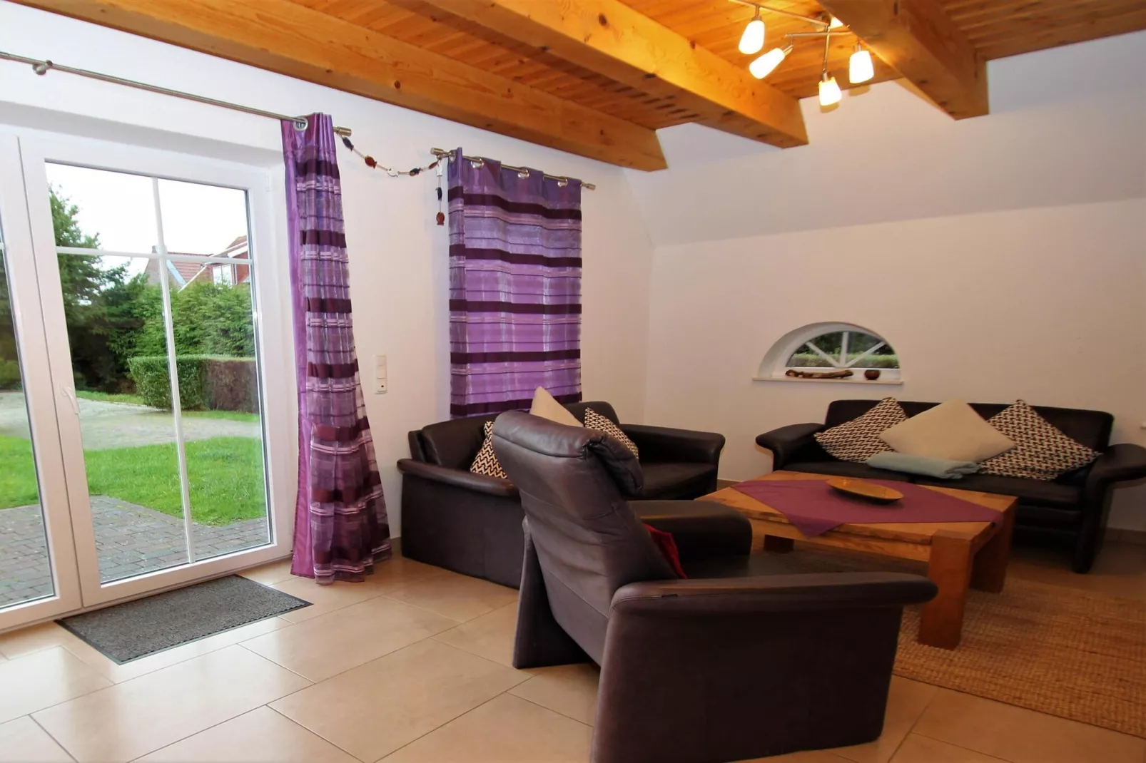 Großes Ferienhaus in einer Feriensiedlung-Woonkamer
