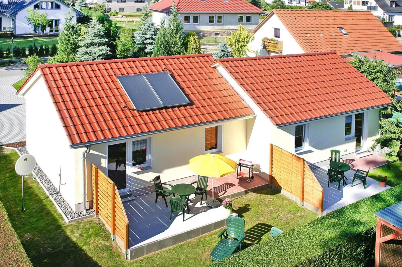 Doppelhaushälfte rechts-Buitenkant zomer