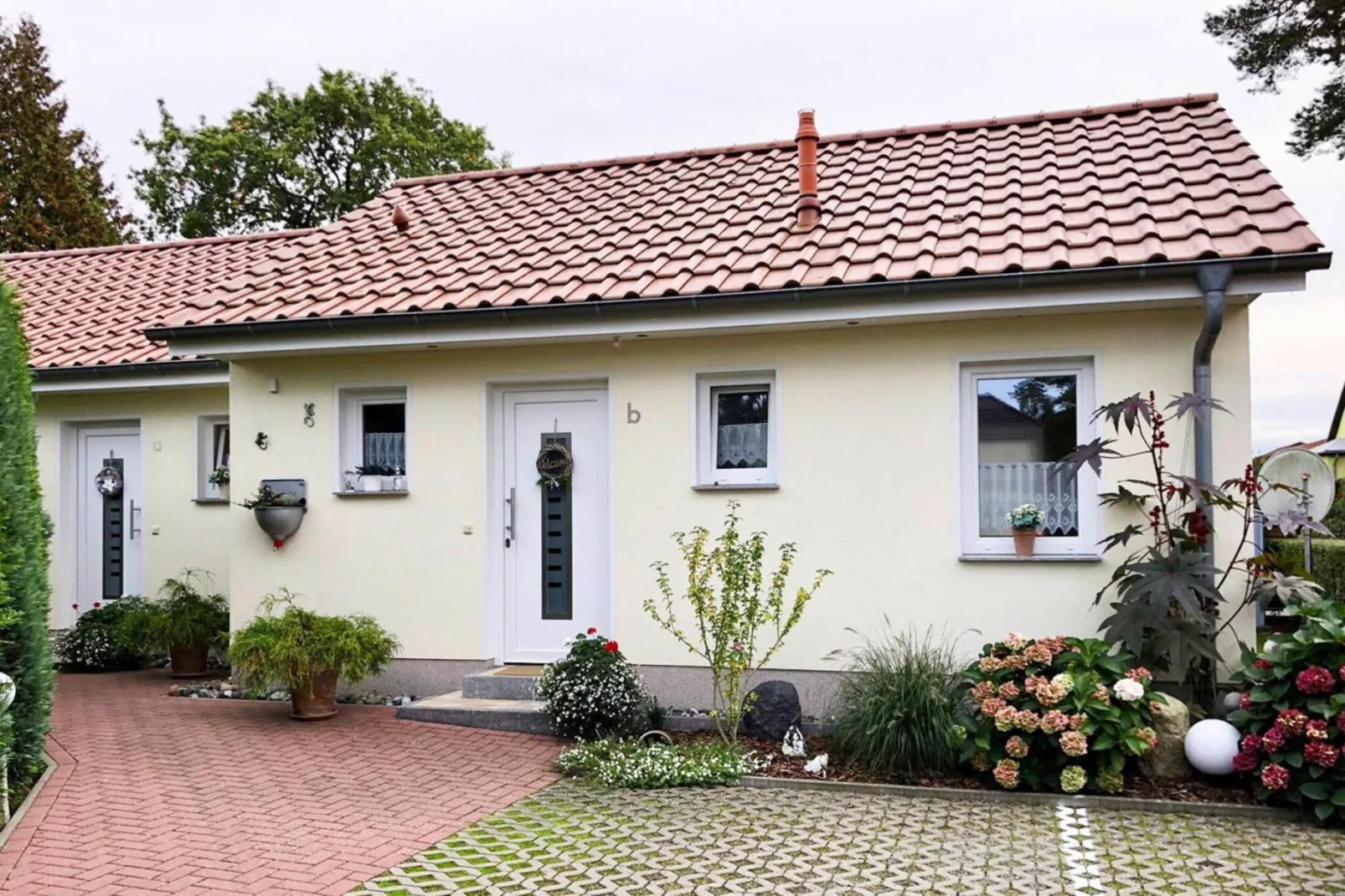 Doppelhaushälfte rechts-Buitenkant zomer