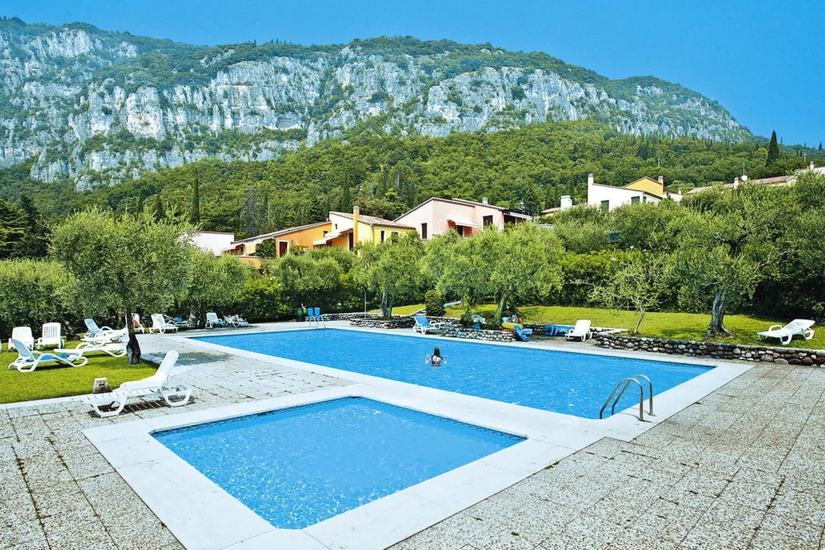 Residence Pratone, Garda-bilo classic-Zwembad