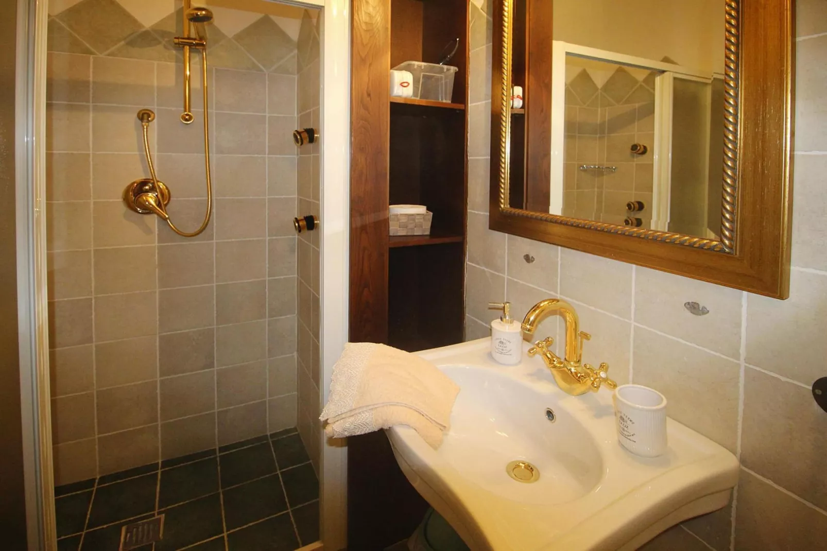 Holiday home Casa Vecchio Frantoio, Camaiore-Lombrici-Casa Vecchio Frantoio-Badkamer