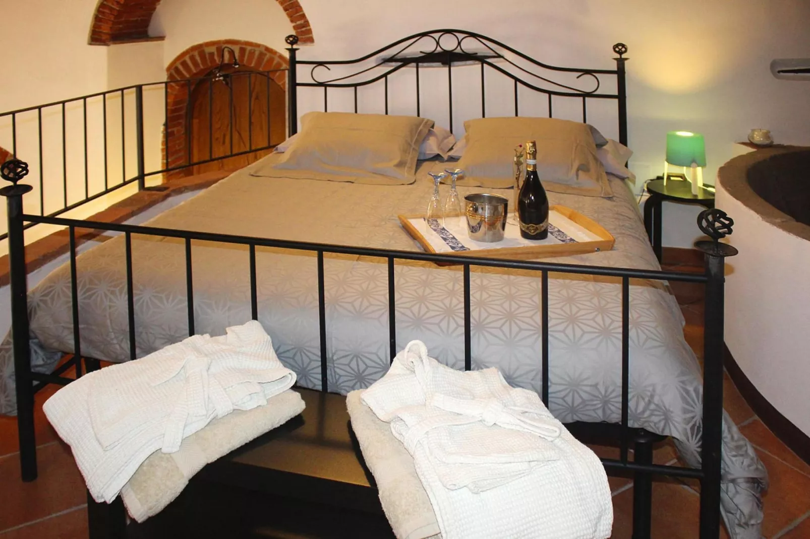 Holiday home Casa Vecchio Frantoio, Camaiore-Lombrici-Casa Vecchio Frantoio-Slaapkamer