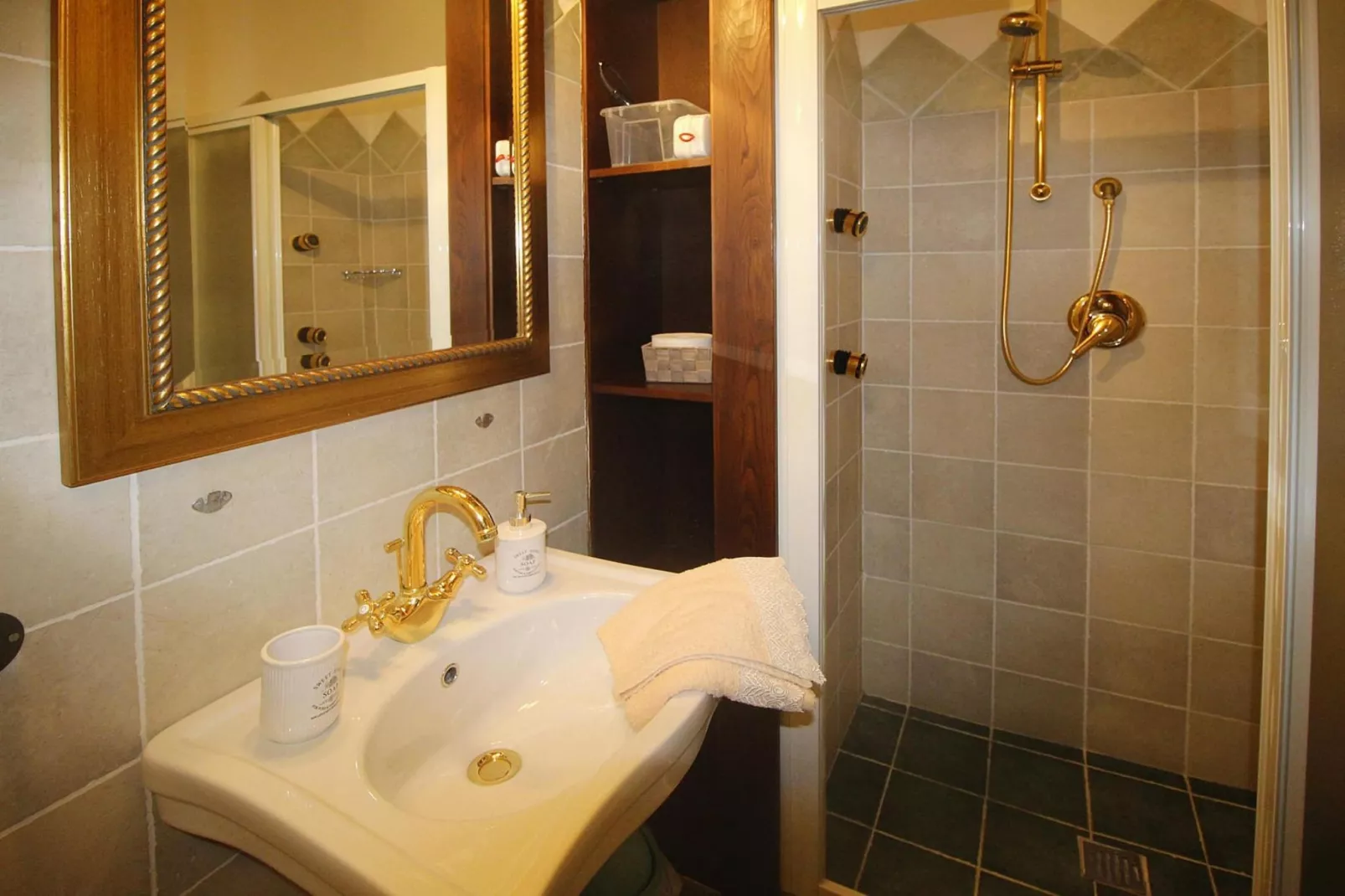 Holiday home Casa Vecchio Frantoio, Camaiore-Lombrici-Casa Vecchio Frantoio-Badkamer