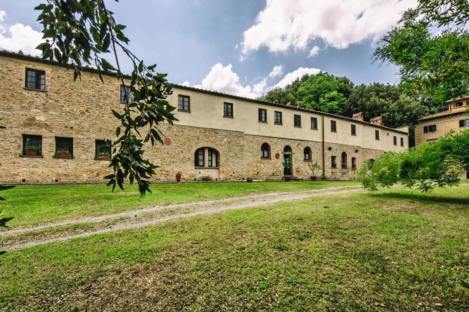 Agri-tourism Tenuta Quarrata, Santo Pietro Belvedere-trilo superior-Buitenkant zomer