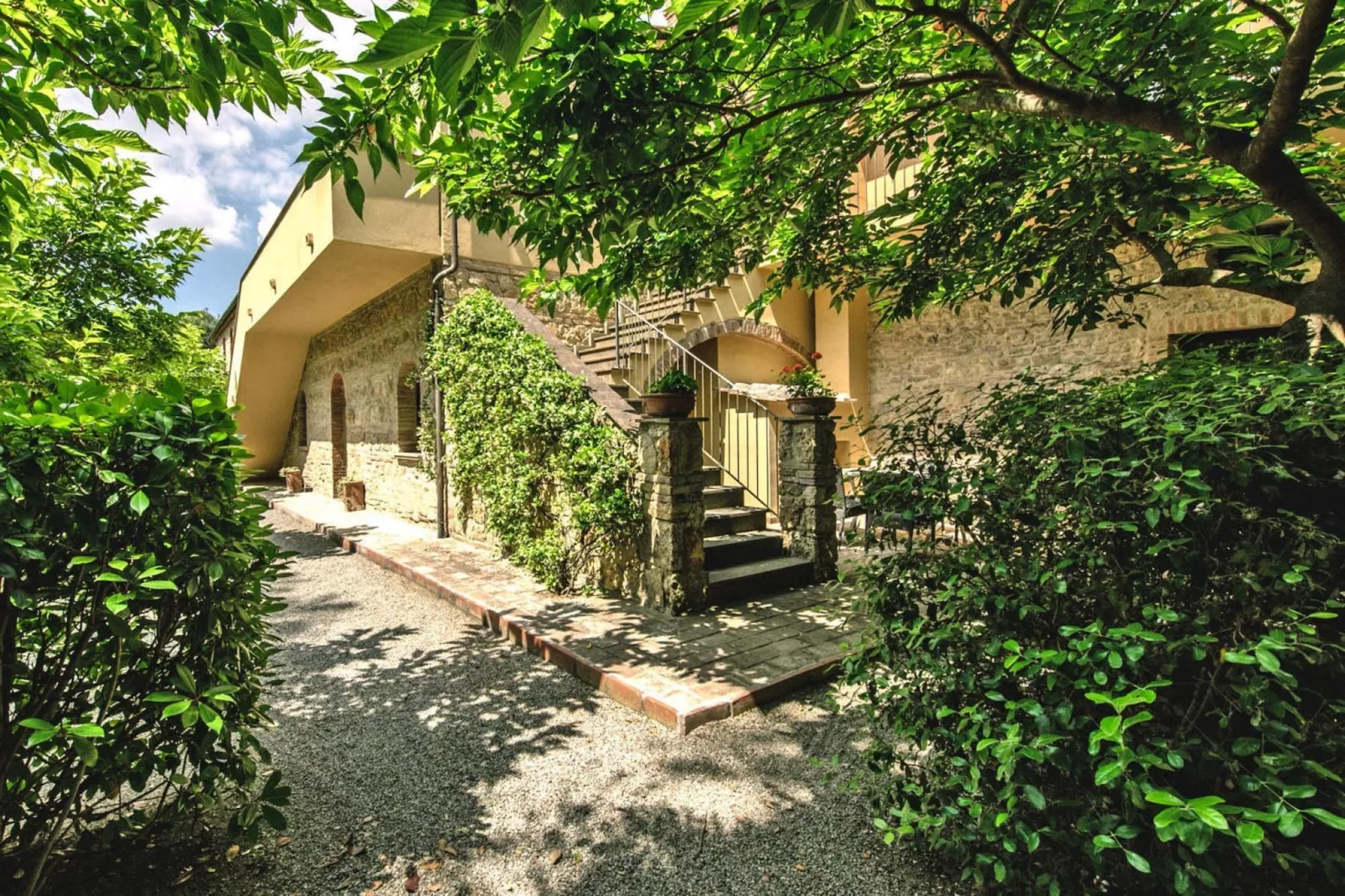 Agri-tourism Tenuta Quarrata, Santo Pietro Belvedere-trilo superior-Buitenkant zomer