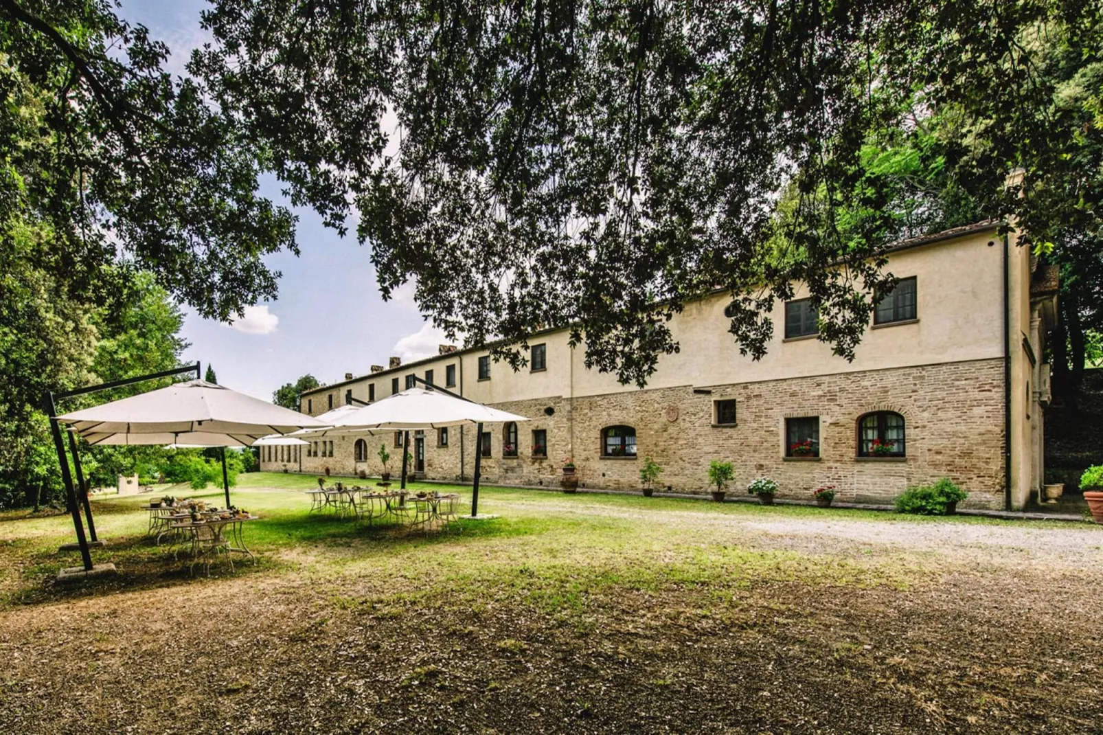 Agri-tourism Tenuta Quarrata, Santo Pietro Belvedere-trilo superior-Buitenkant zomer