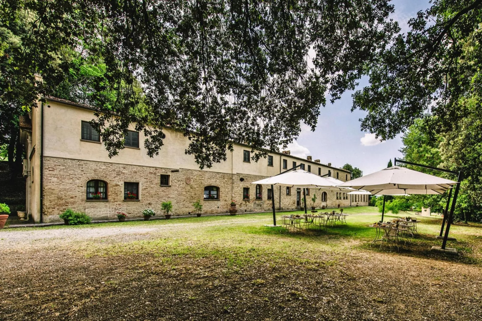Agri-tourism Tenuta Quarrata, Santo Pietro Belvedere-trilo superior-Buitenkant zomer