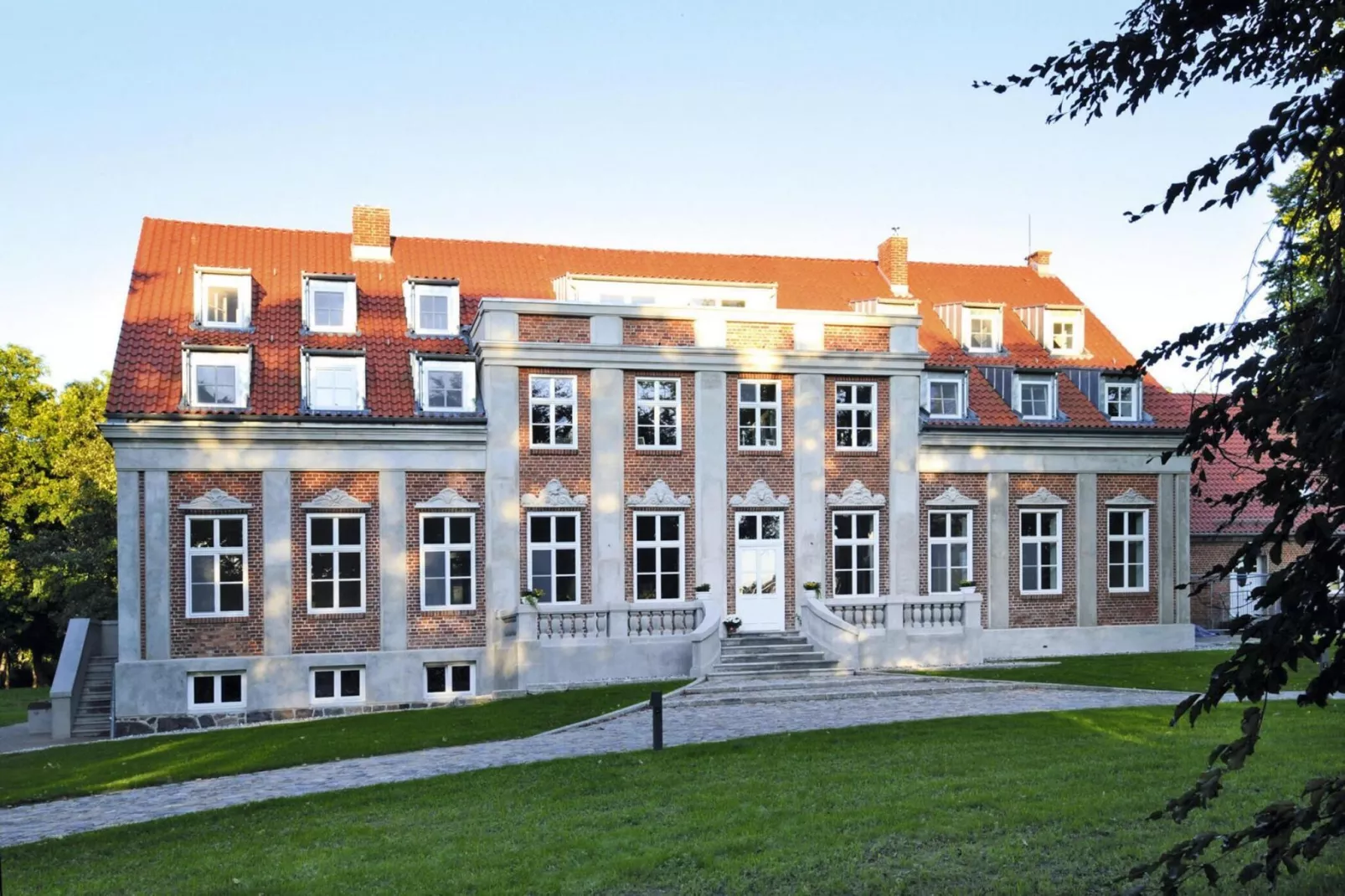 Gutshaus Zicker -Wohnung 9-Buitenkant zomer