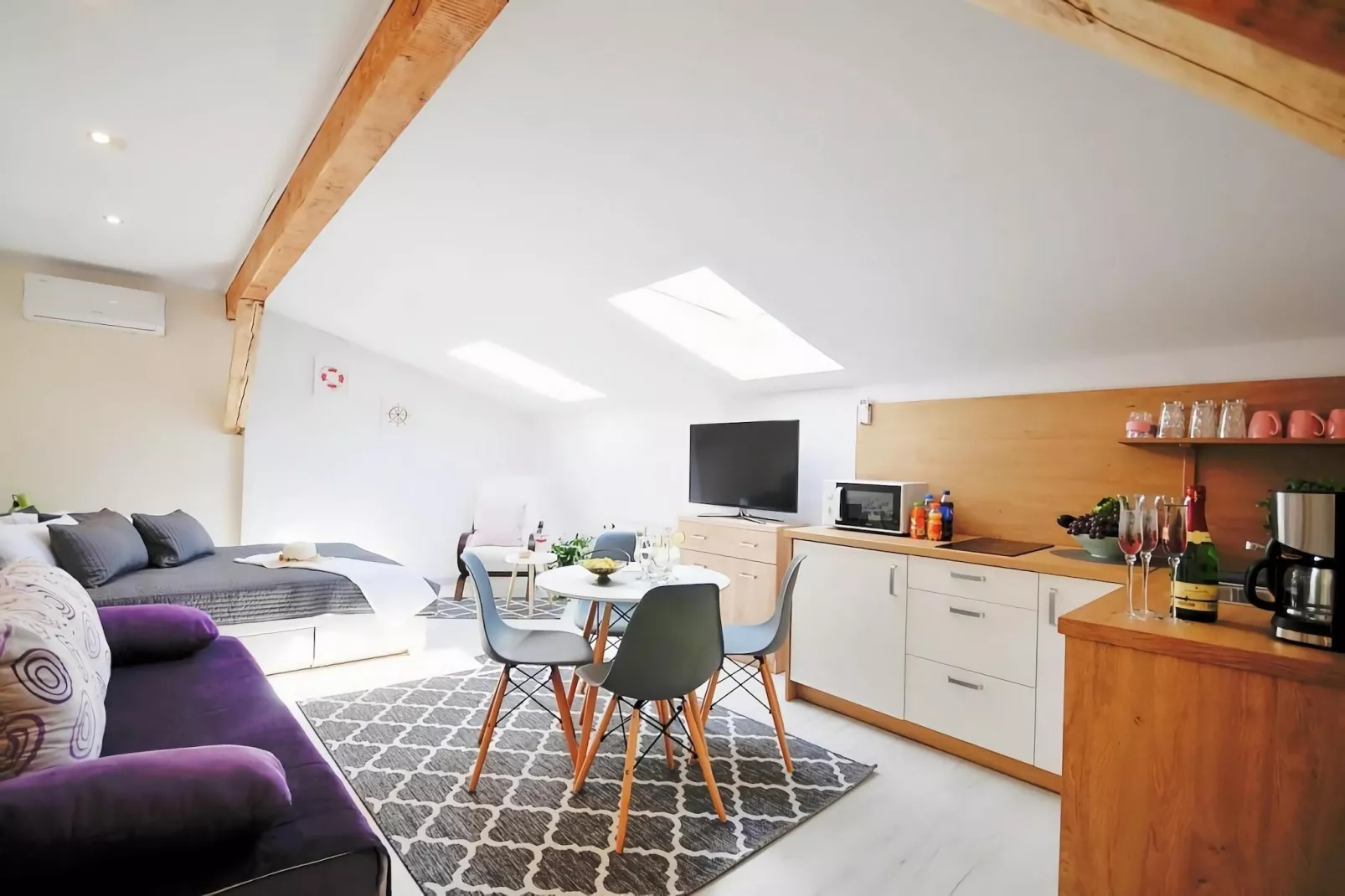 Studio 3-osobowe nr 1 30 m2 na poddaszu Ustronie Morskie-Woonkamer