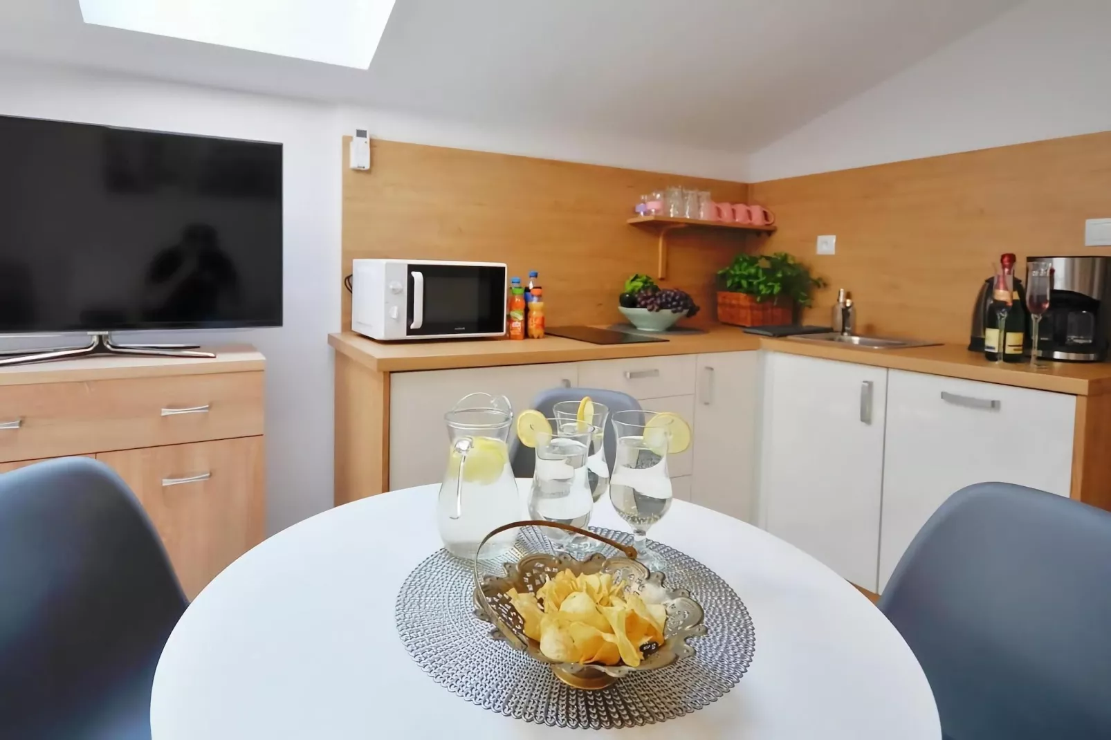Studio 3-osobowe nr 1 30 m2 na poddaszu Ustronie Morskie-Eetkamer