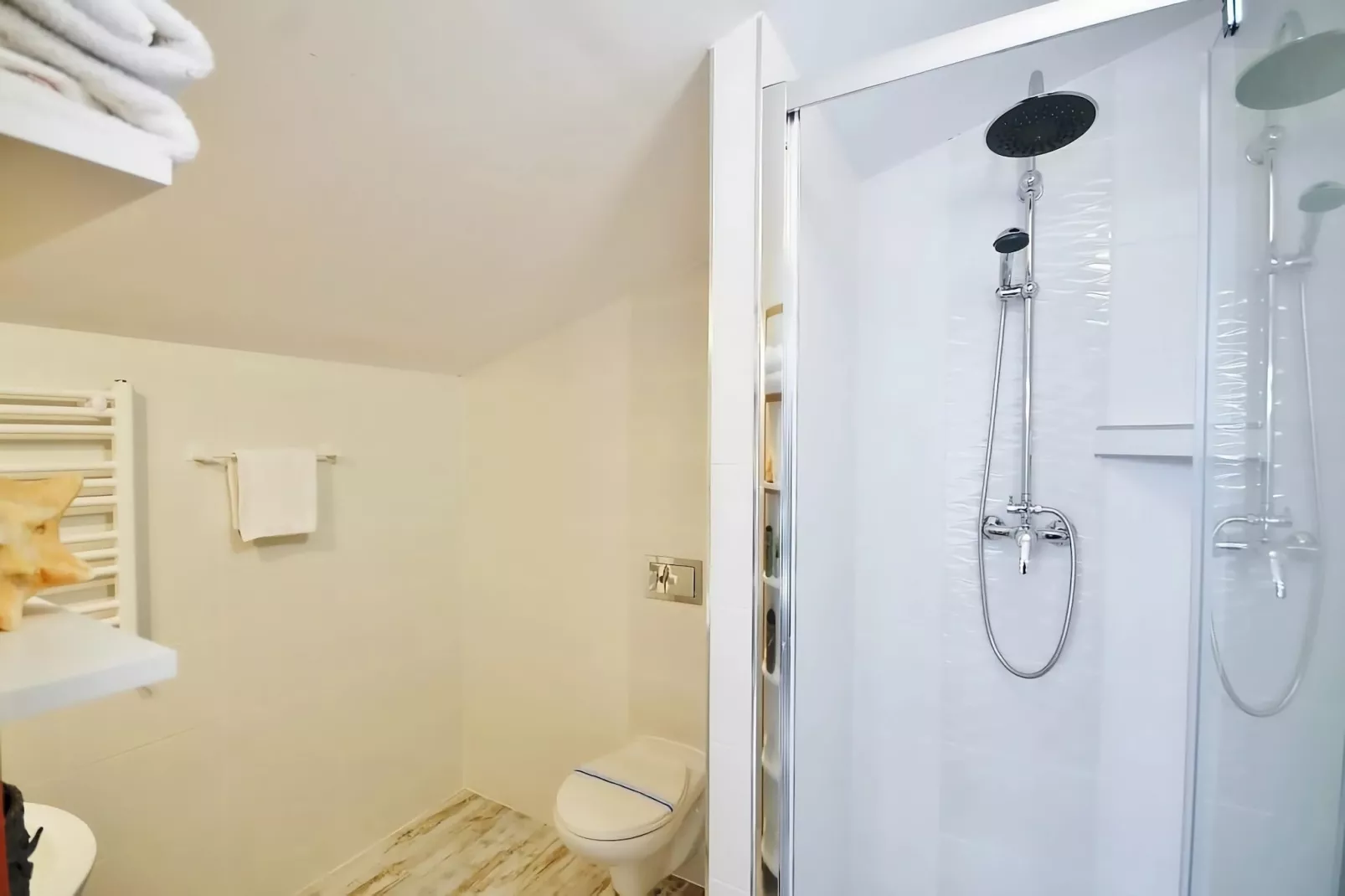 Studio 3-osobowe nr 1 30 m2 na poddaszu Ustronie Morskie-Badkamer