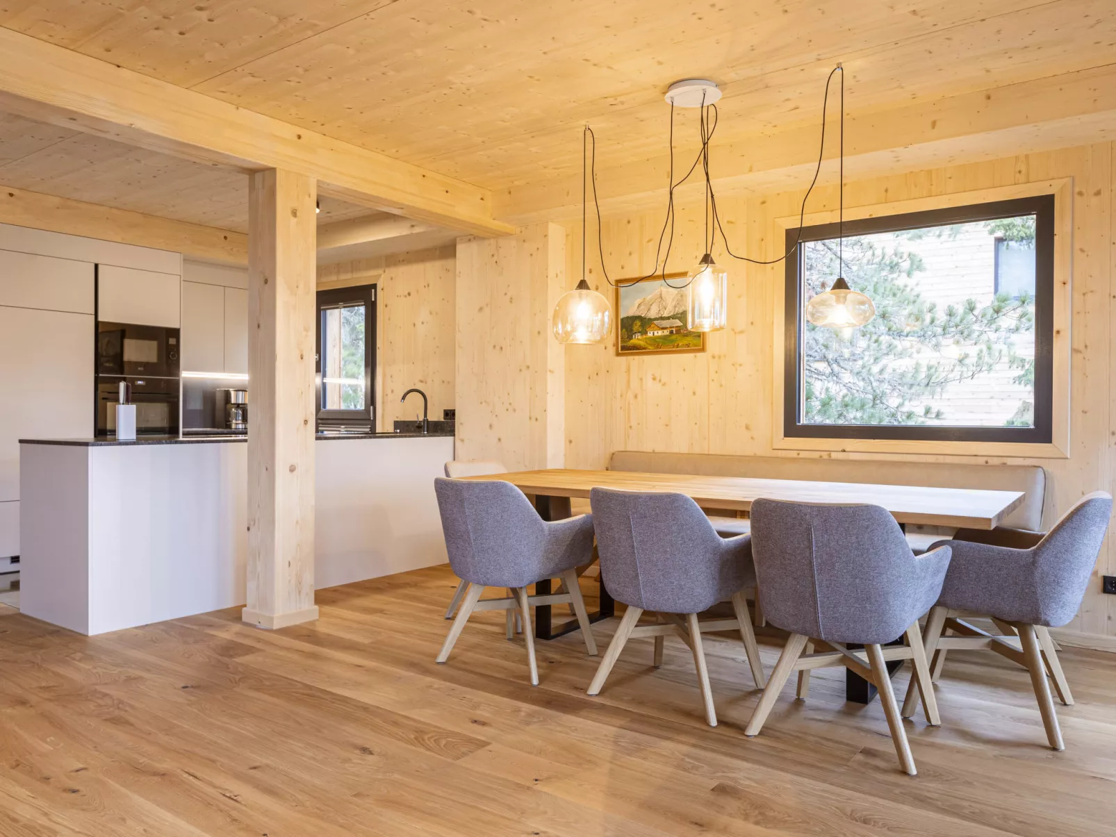 Superior #23 with Sauna & Hot Tub-Binnen