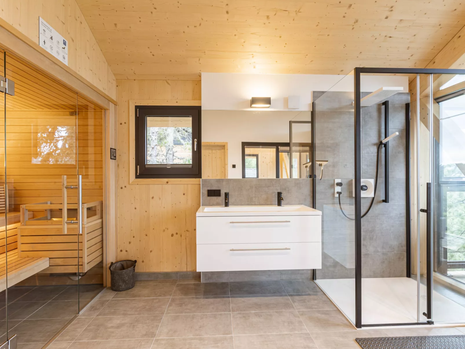 Superior #23 with Sauna & Hot Tub-Binnen