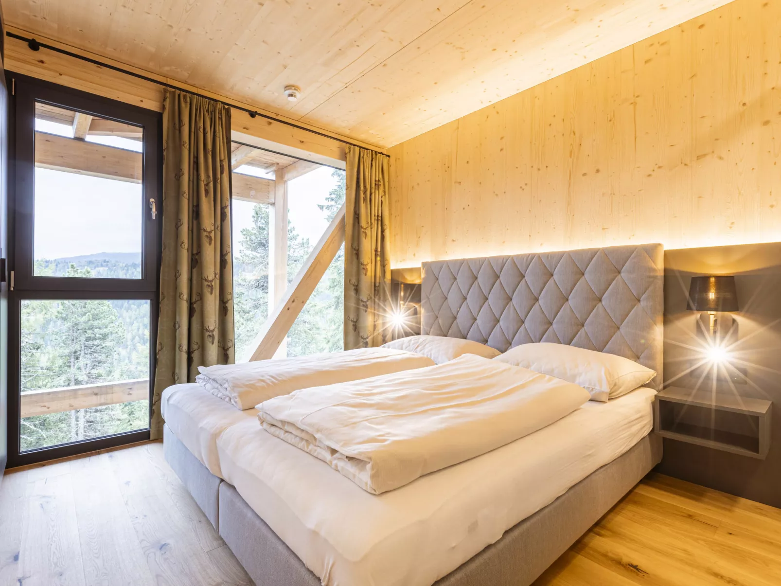 Superior #23 with Sauna & Hot Tub-Binnen