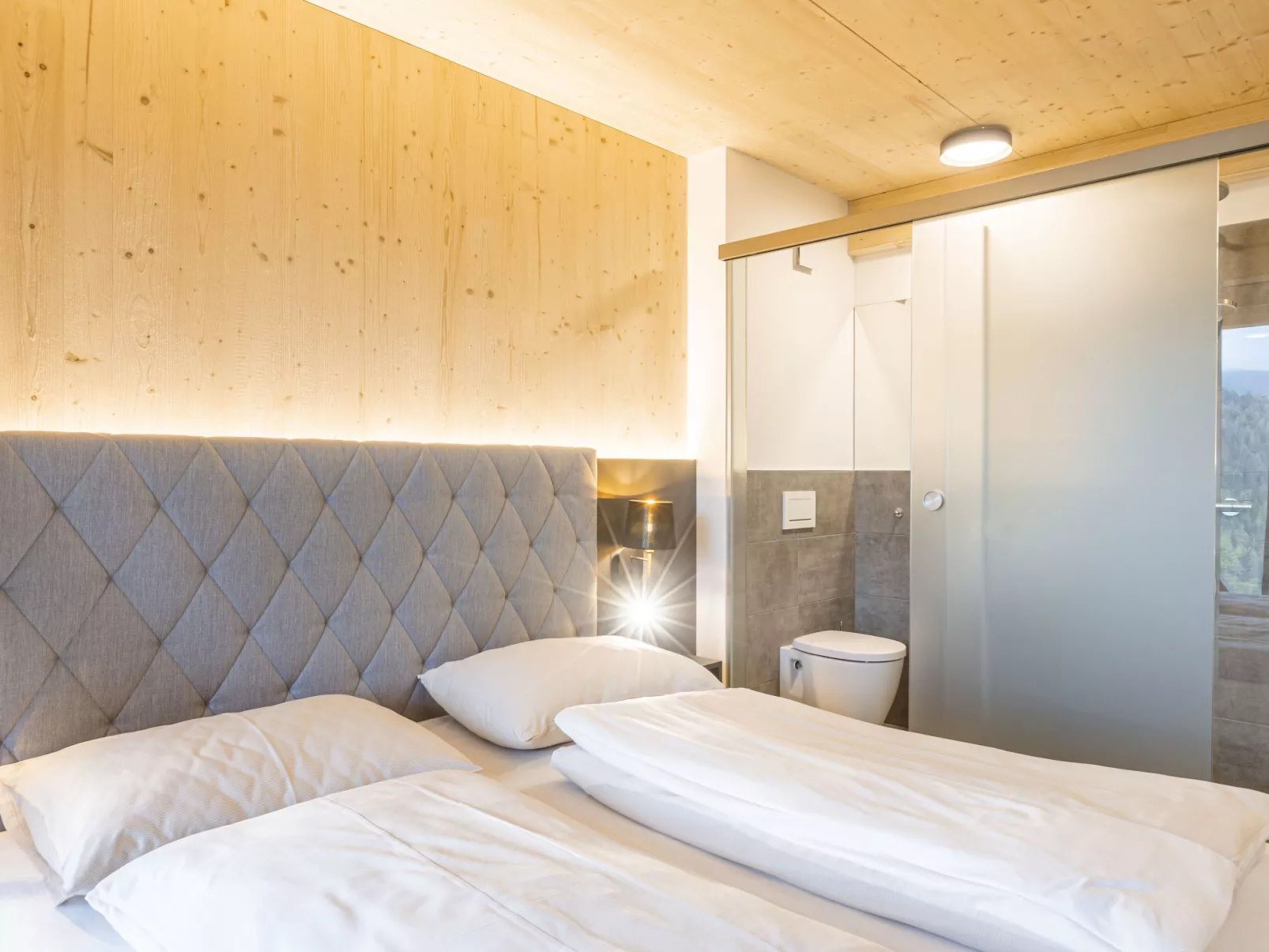Superior #23 with Sauna & Hot Tub-Binnen