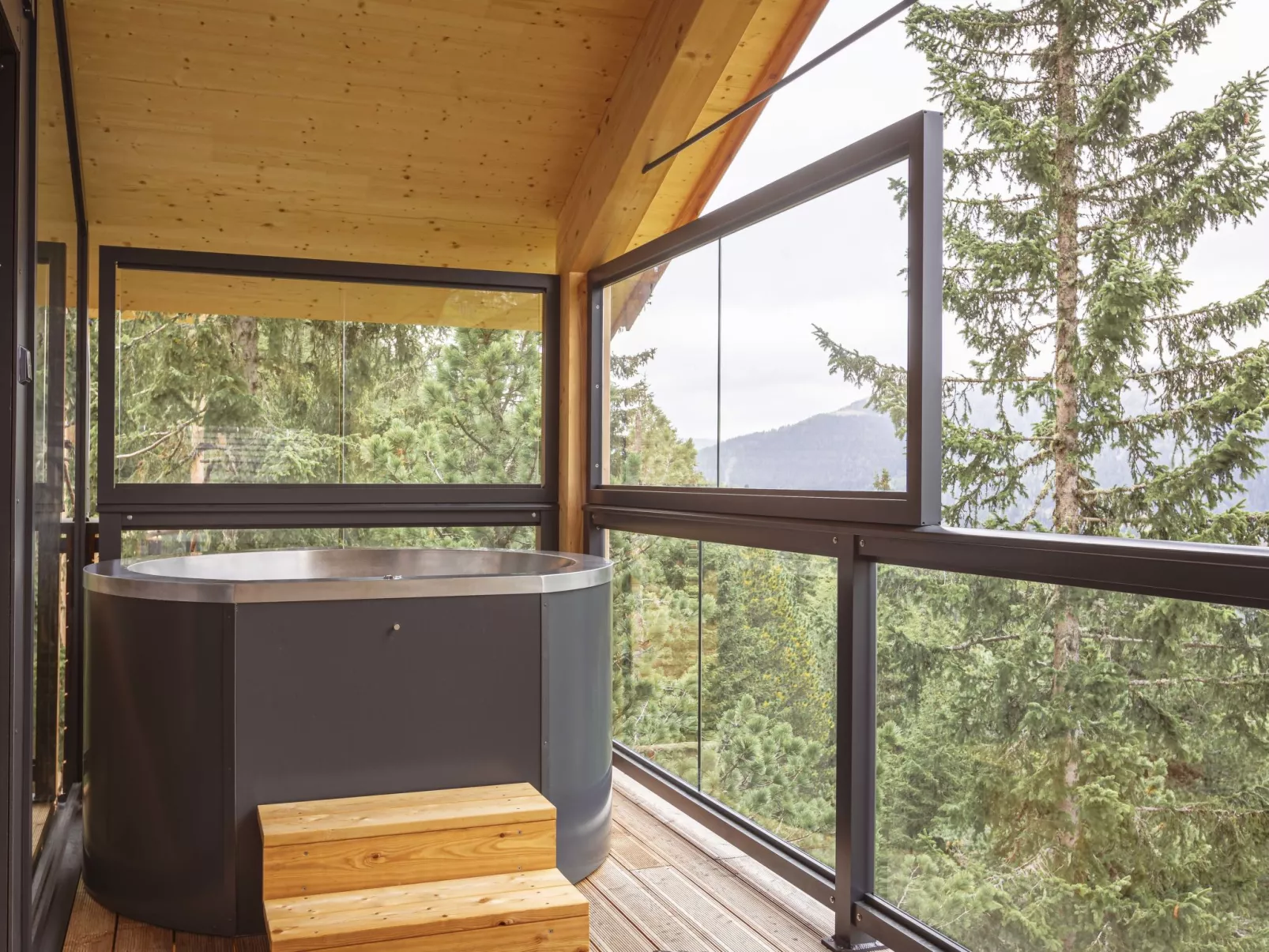 Superior #23 with Sauna & Hot Tub-Buiten