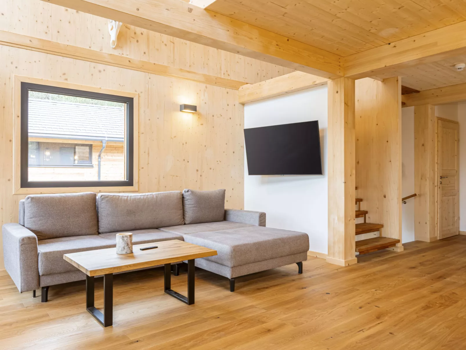 Superior #23 with Sauna & Hot Tub-Binnen
