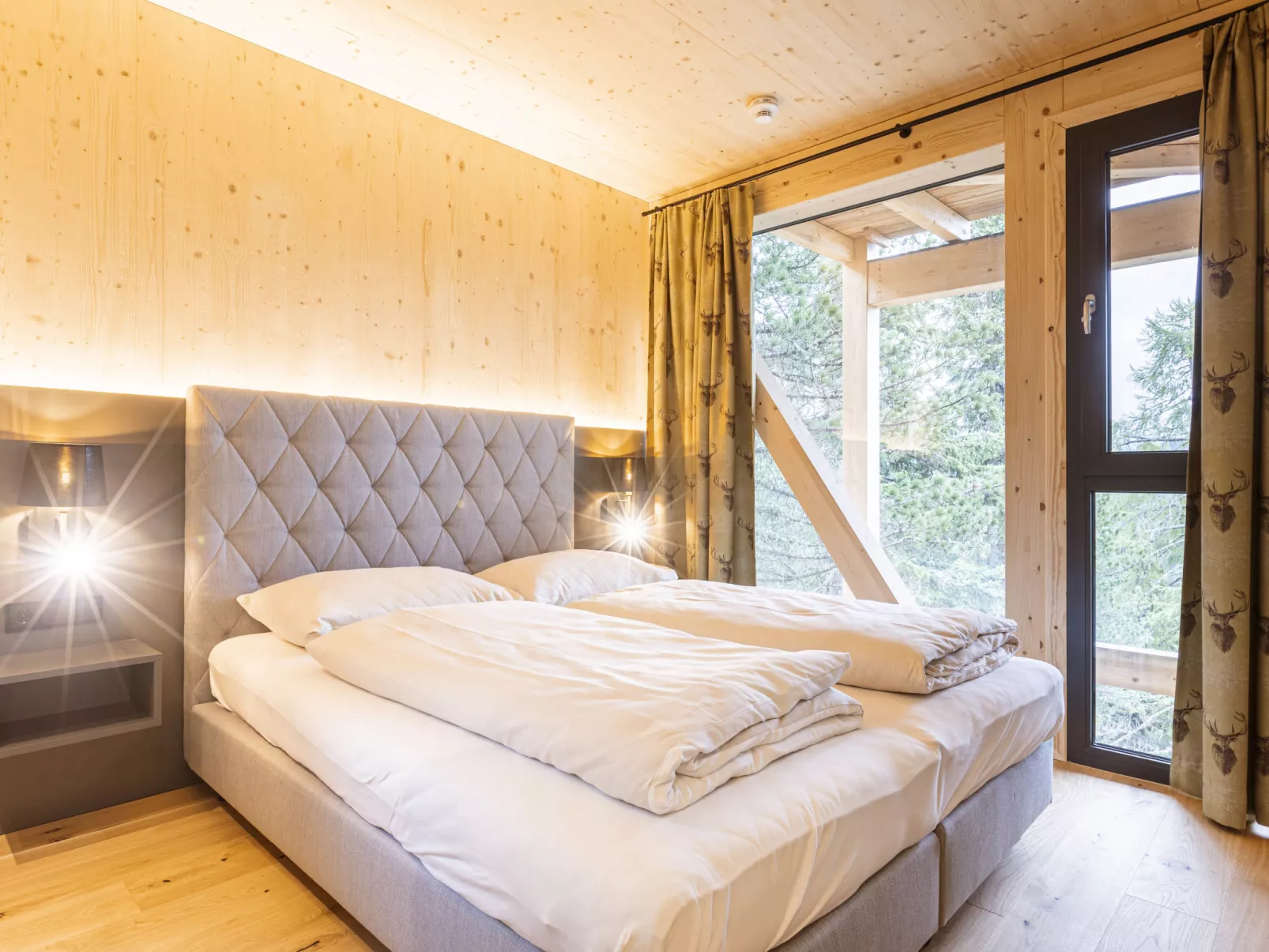 Superior #23 with Sauna & Hot Tub-Binnen