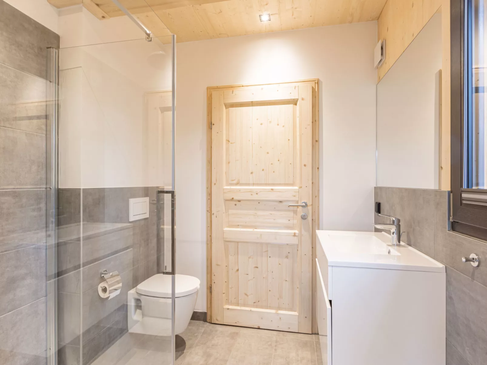 Superior #23 with Sauna & Hot Tub-Binnen