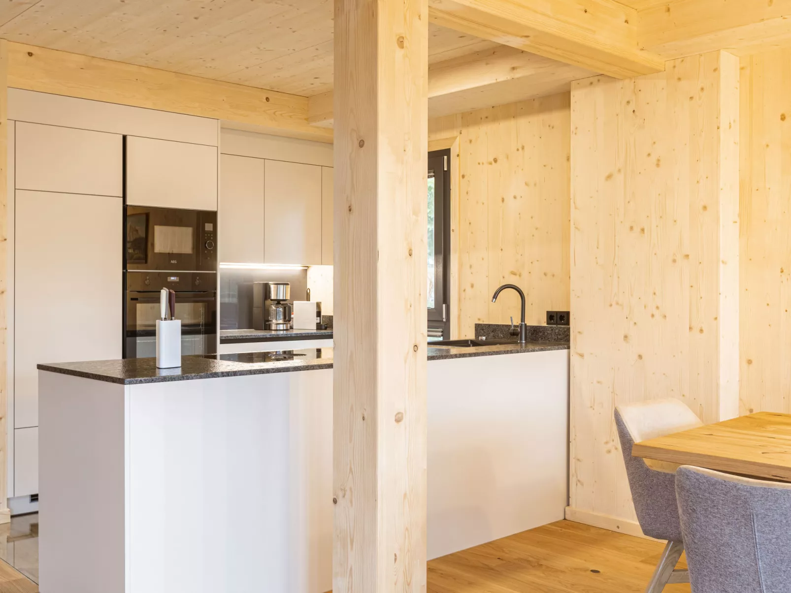 Superior #23 with Sauna & Hot Tub-Binnen