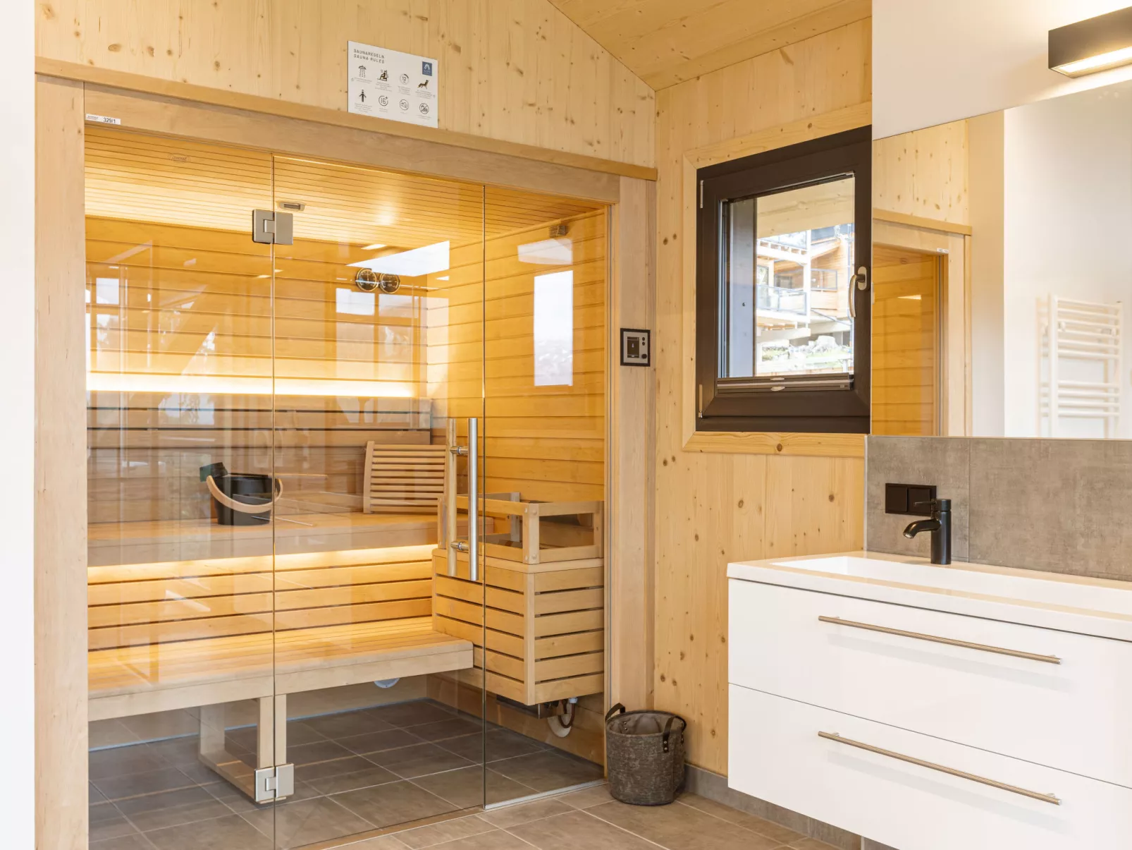 Superior #23 with Sauna & Hot Tub-Binnen
