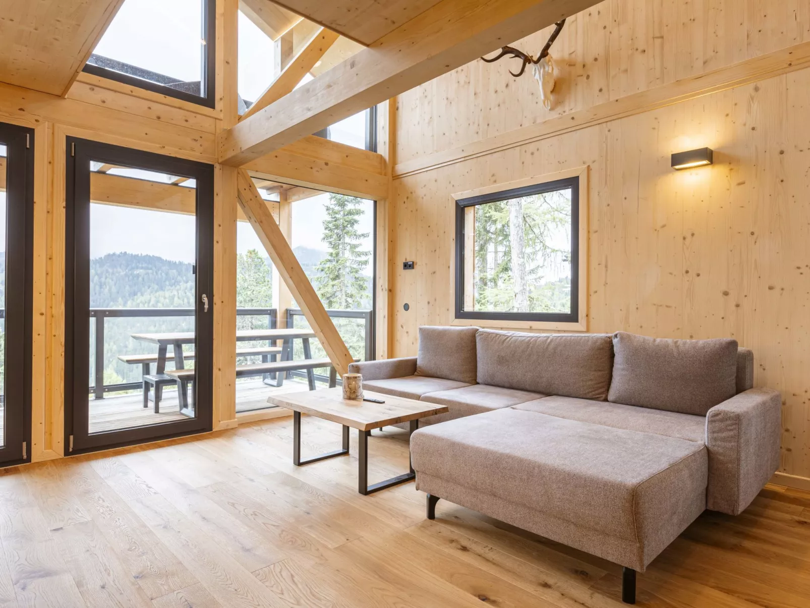 Superior #23 with Sauna & Hot Tub-Binnen