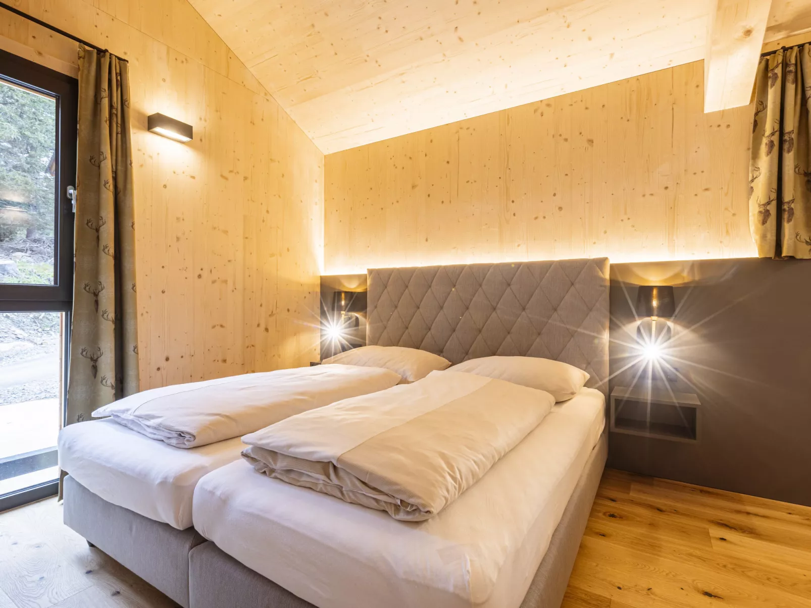 Superior #23 with Sauna & Hot Tub-Binnen