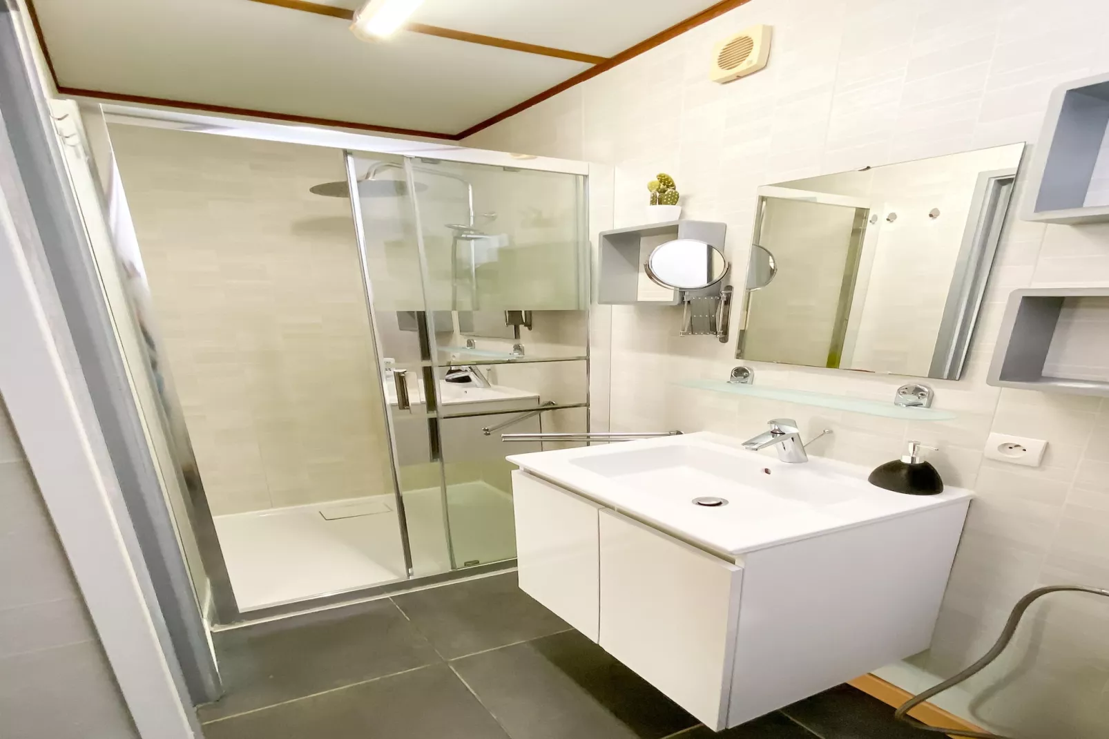 Domaine Les Tamaris et Les Portes du Soleil Portiragnes // Maison standard 2 chambres 6 pers-Badkamer