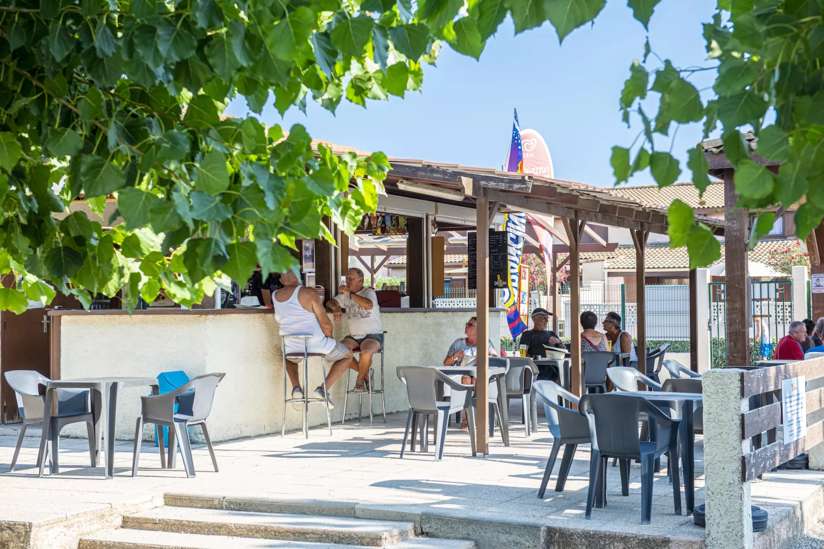 Domaine Les Tamaris et Les Portes du Soleil Portiragnes // Maison standard 2 chambres 6 pers-Tuinen zomer