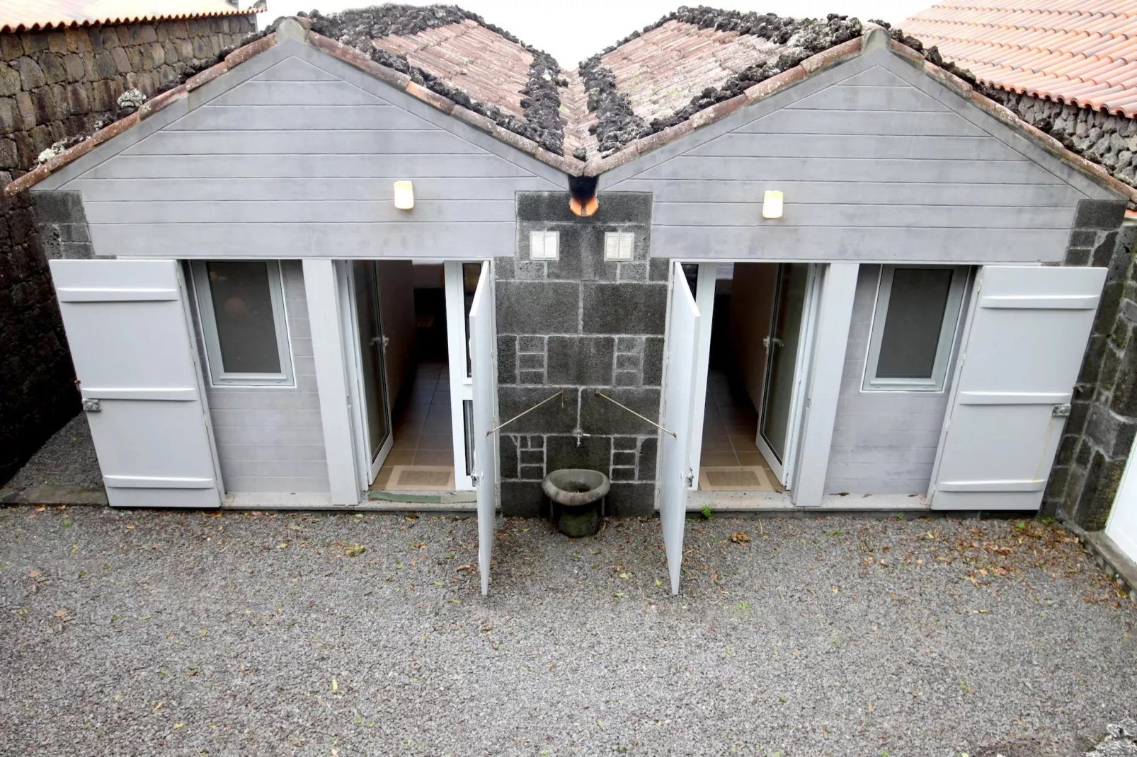 Small semi-detached holiday home in Santo Amaro-Buitenkant zomer