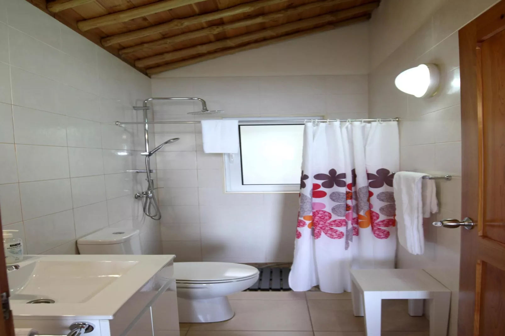 Small semi-detached holiday home in Santo Amaro-Badkamer