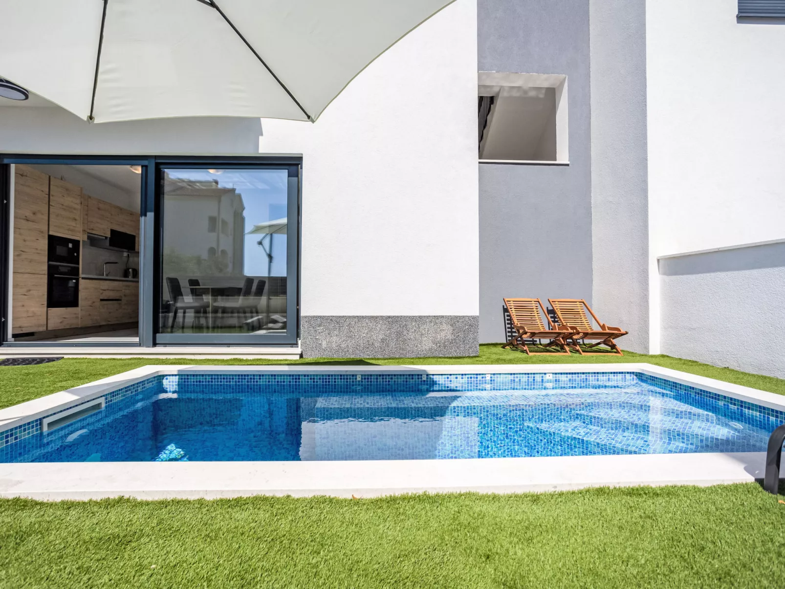 Sunny Pool-Binnen