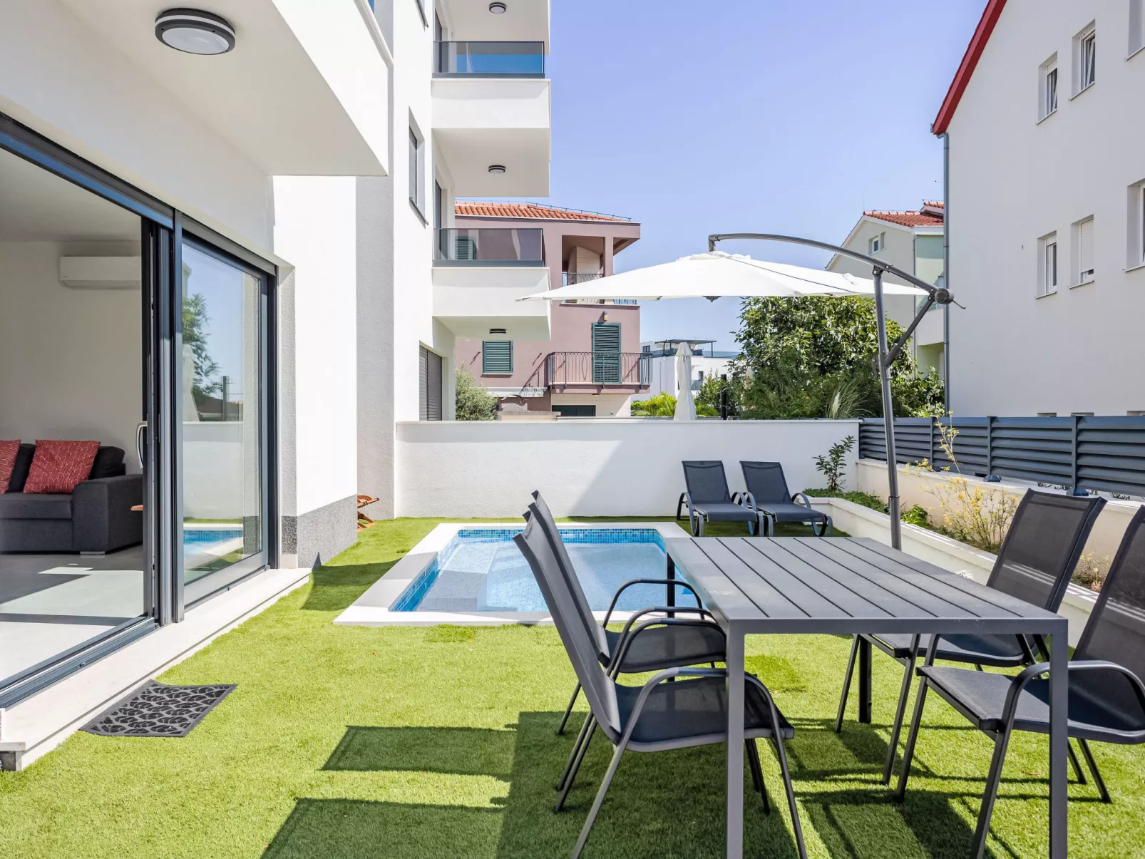 Sunny Pool-Binnen